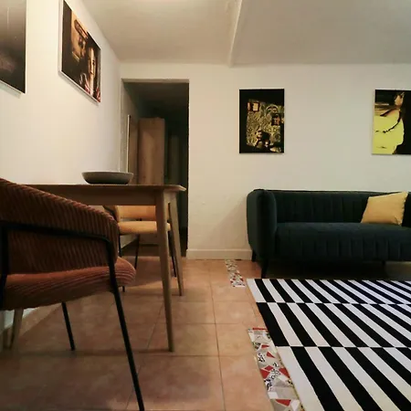 Apartments-estate Under The Paintbrush شقة