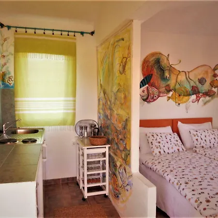 Apartments-estate Under The Paintbrush شقة